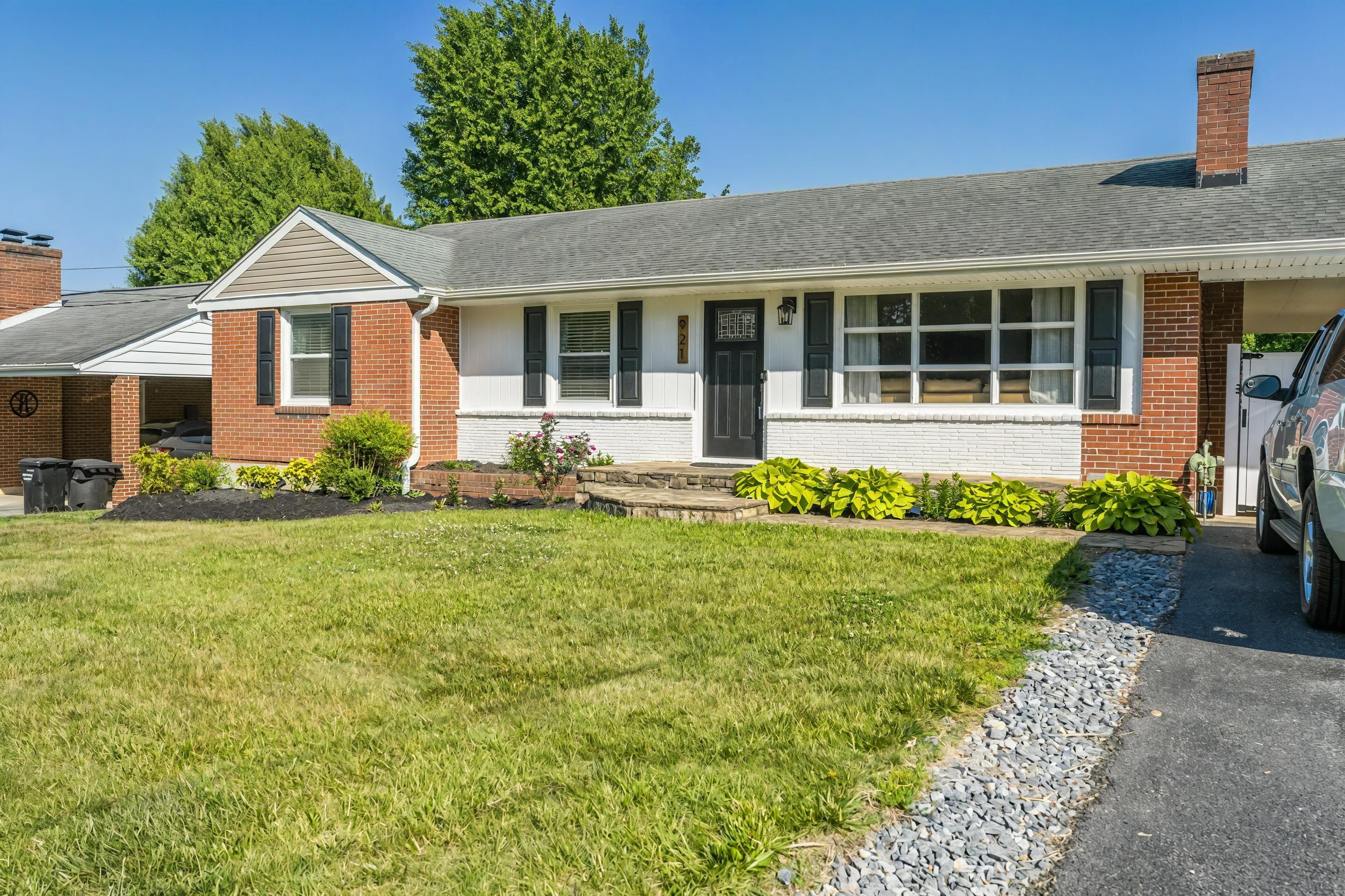 921 Ridgecrest Drive Roanoke, VA 24019 - Photo 3 of 32 6a0b9d0bec87c7a2a51e92f9