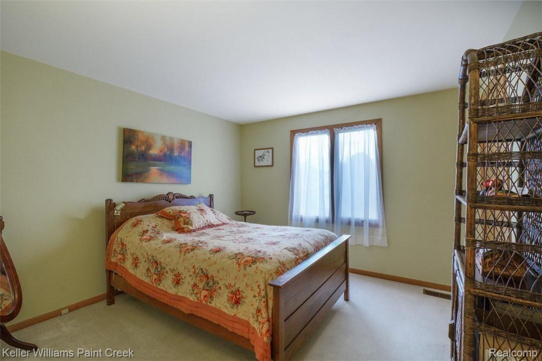 3098 Baypoint Drive Rochester, MI 48309 - Photo 28 of 32 All bedrooms have neutral carpet and paint. Move right in!