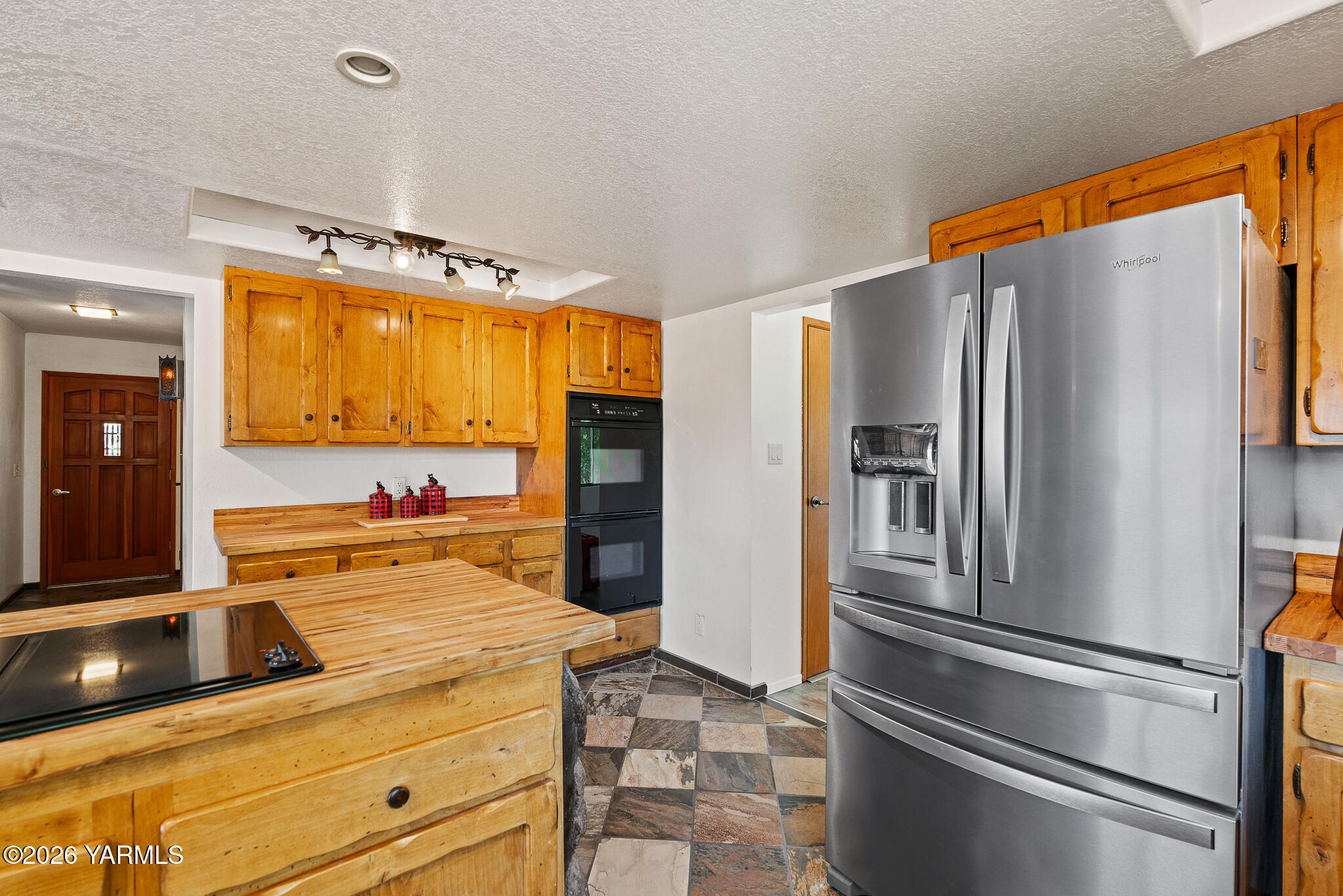 13619 Summitview Ext Road Yakima, WA 98908 - Photo 19 of 56 a kitchen with stainless steel appliances granite countertop a refrigerator and a stove
