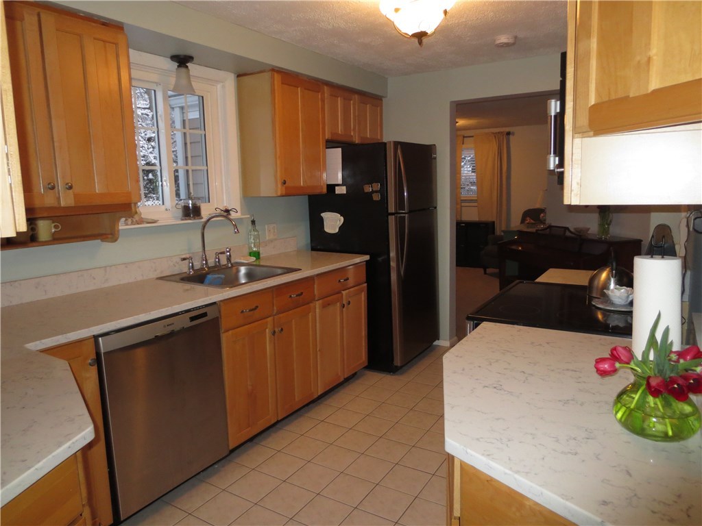 2 Tyler Point Road Barrington, RI 02806 - Photo 5 of 26