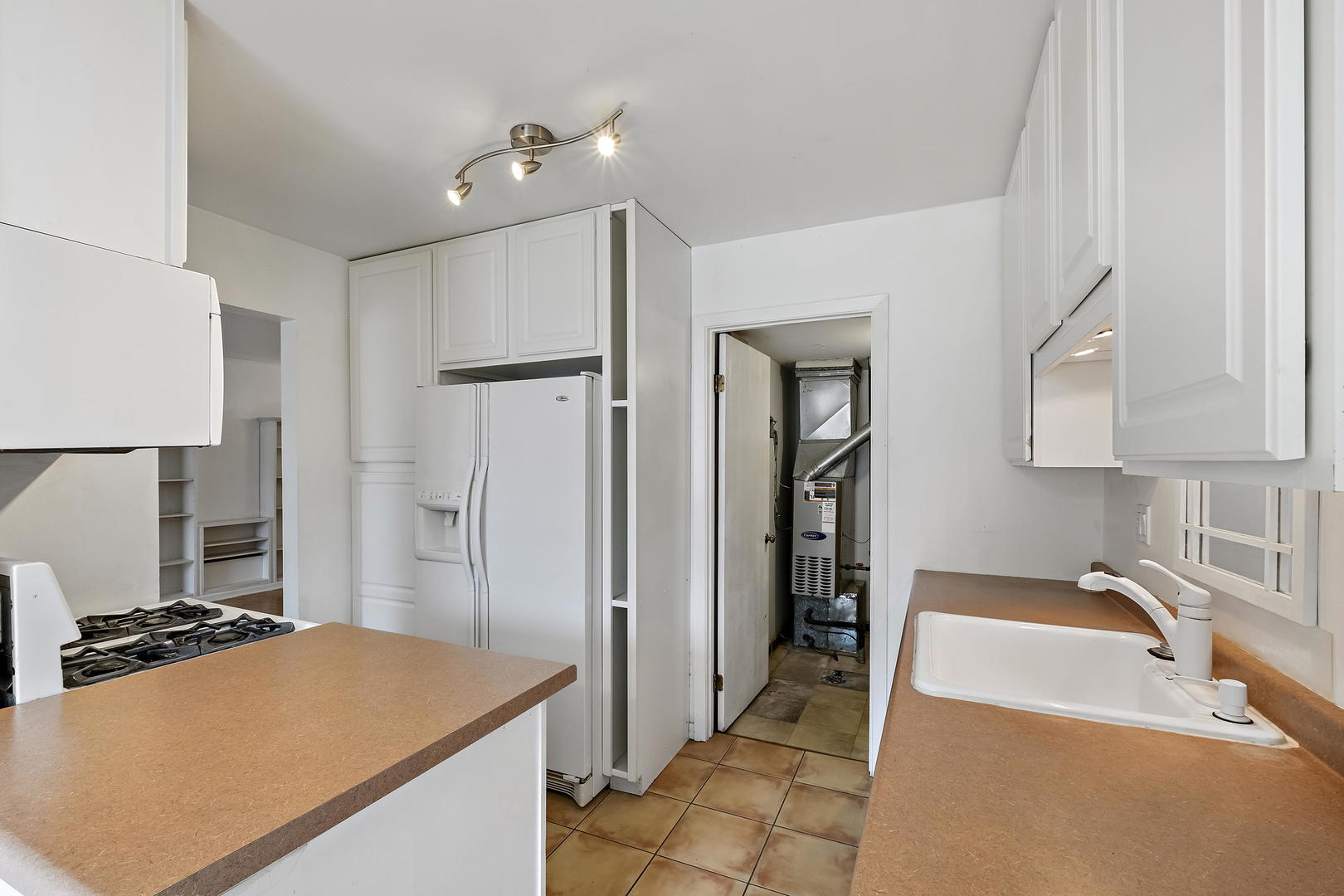 1021 Perry Drive Algonquin, IL 60102 - Photo 11 of 18 a kitchen that has a sink and a stove in it