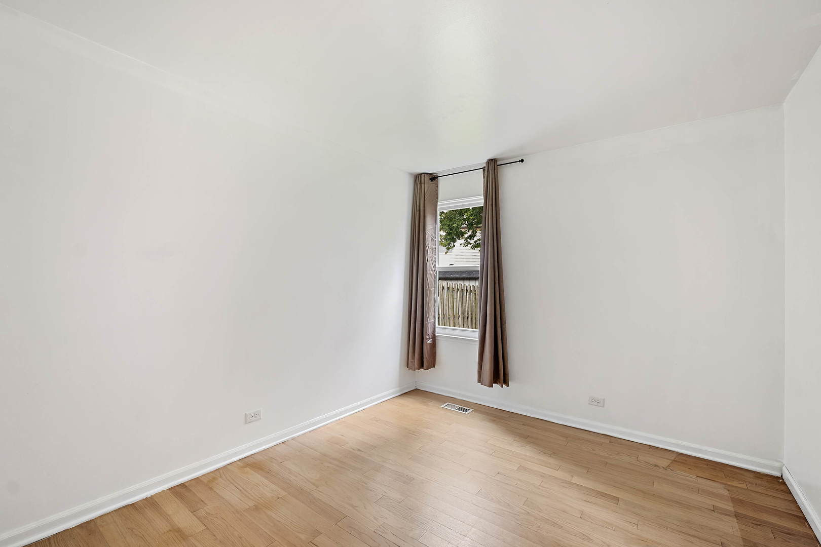 1021 Perry Drive Algonquin, IL 60102 - Photo 7 of 18 an empty room with closet