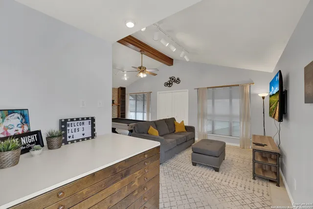 $950,000 | 217 West Driftwood Drive, Fredericksburg, TX 78624