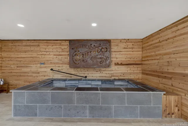 $950,000 | 217 West Driftwood Drive, Fredericksburg, TX 78624