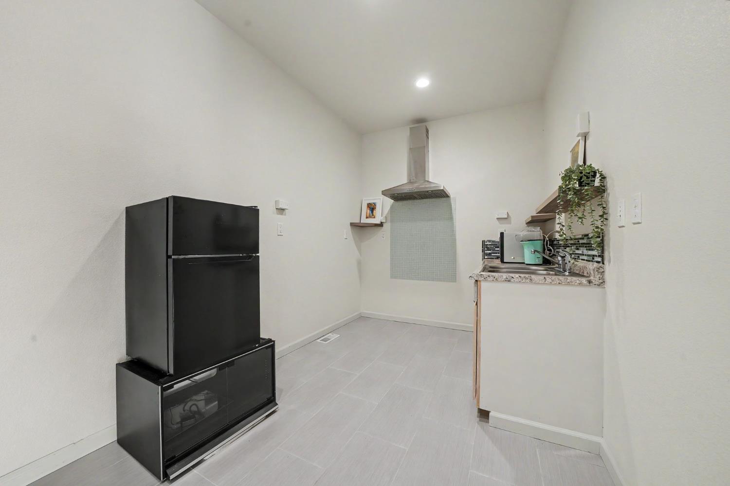 6066 Bluff View Road Copperopolis, CA 95228 - Photo 51 of 96 a kitchen with refrigerator and window