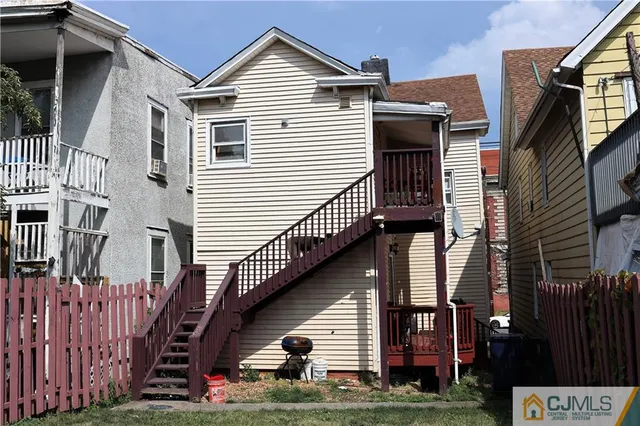 a view of front of house with a yard