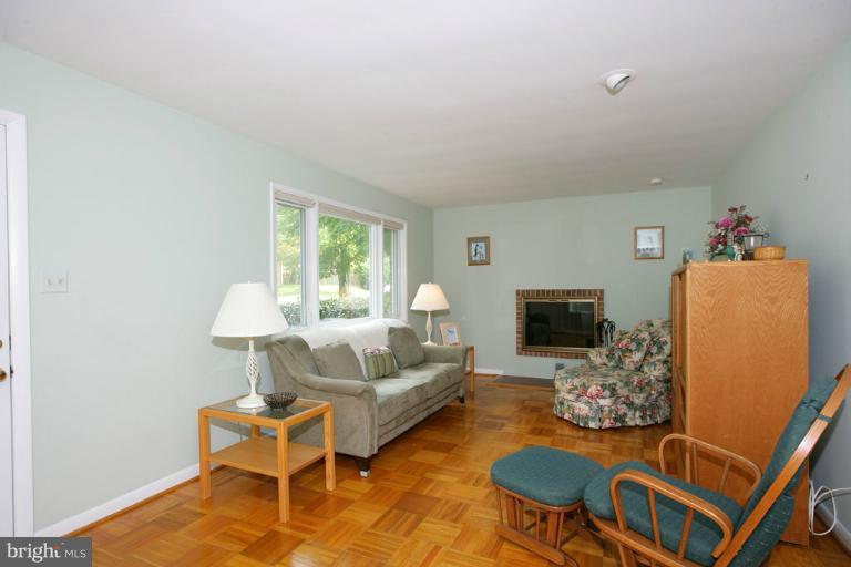10810 Lombardy Road Silver Spring, MD 20901 - Photo 4 of 24 Living Room