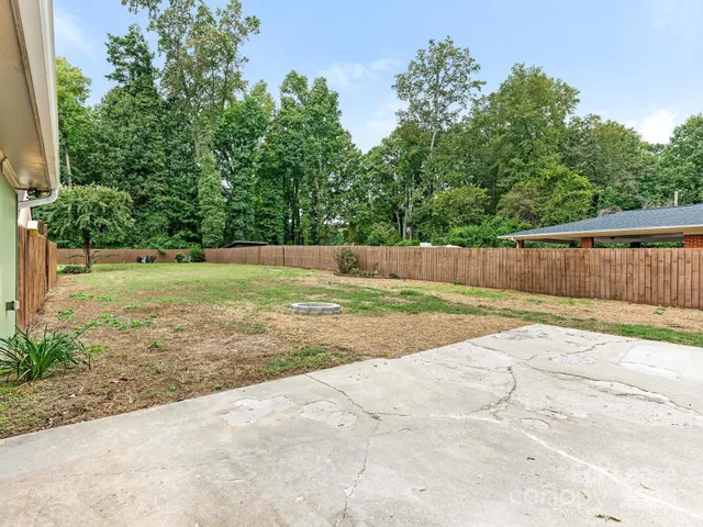 a view of a backyard