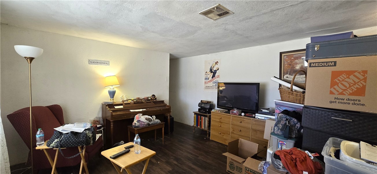 357 South Magma Road Golden Valley, AZ 86413 - Photo 6 of 39 Living Room