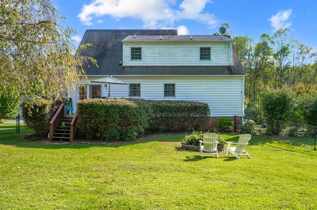 a view of a house with backyard and garden