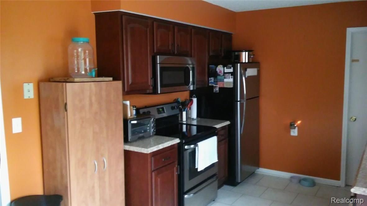 10152 Byron Road Howell, MI 48855 - Photo 3 of 29 10152Byron Kitchen2.jpg