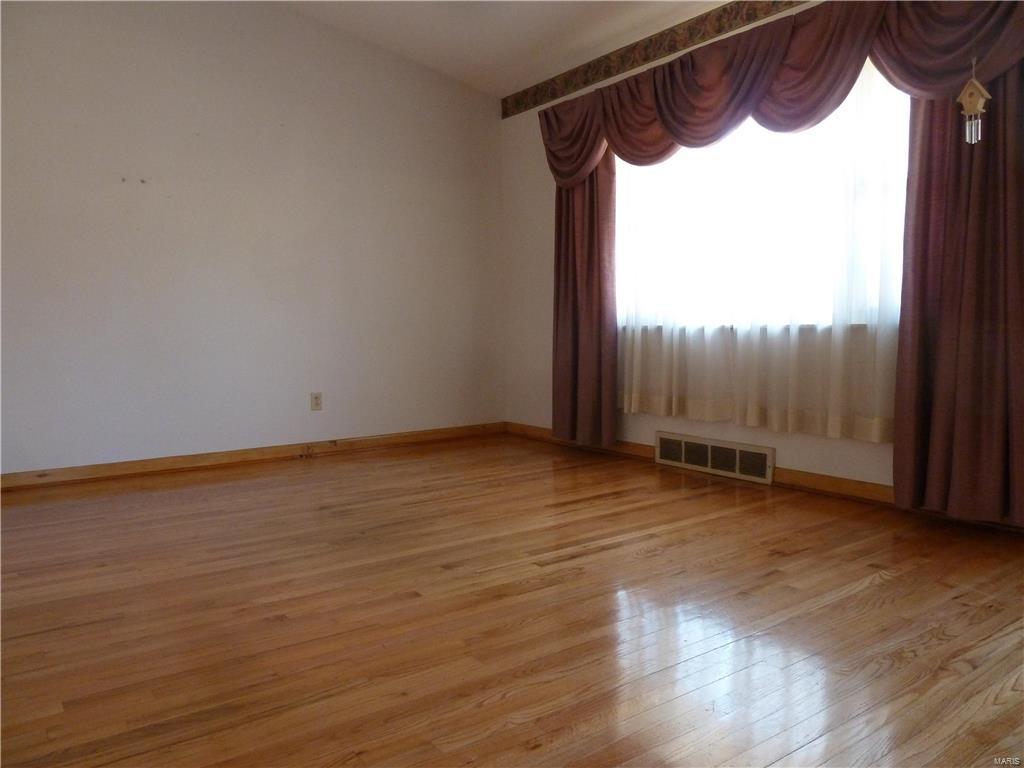 950 Derhake Road Florissant, MO 63033 - Photo 3 of 27 Gallery Image 3