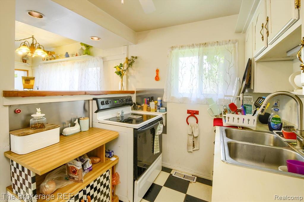 703 Cedarlawn Road Waterford, MI 48328 - Photo 17 of 27 Gallery Image 17