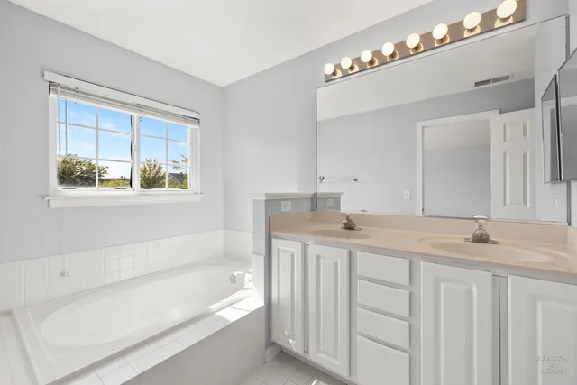 $289,900 | 9521 Georgetown Lane, Crystal Lake, IL 60014