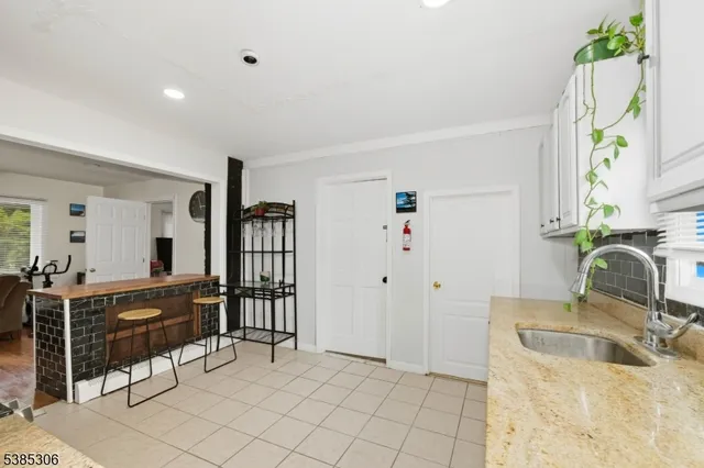 $580,000 | 212 Highway 23, Hamburg, NJ 07419