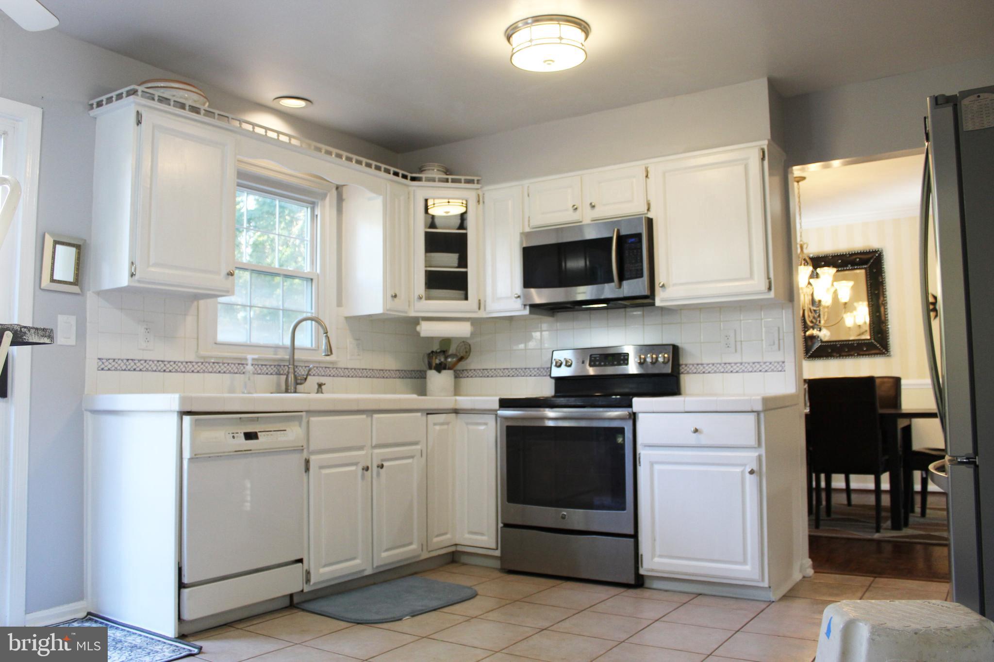2 Thorburn Road Gaithersburg, MD 20878 - Photo 7 of 19 Eat-In Kitchen with Walkout to Private Deck