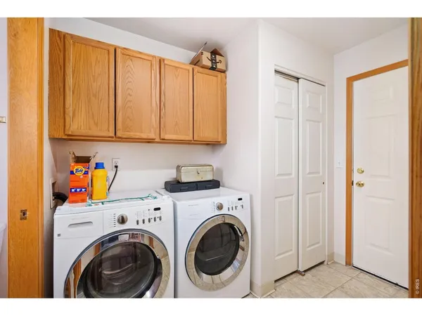 a view of entryway with washer and dryer
