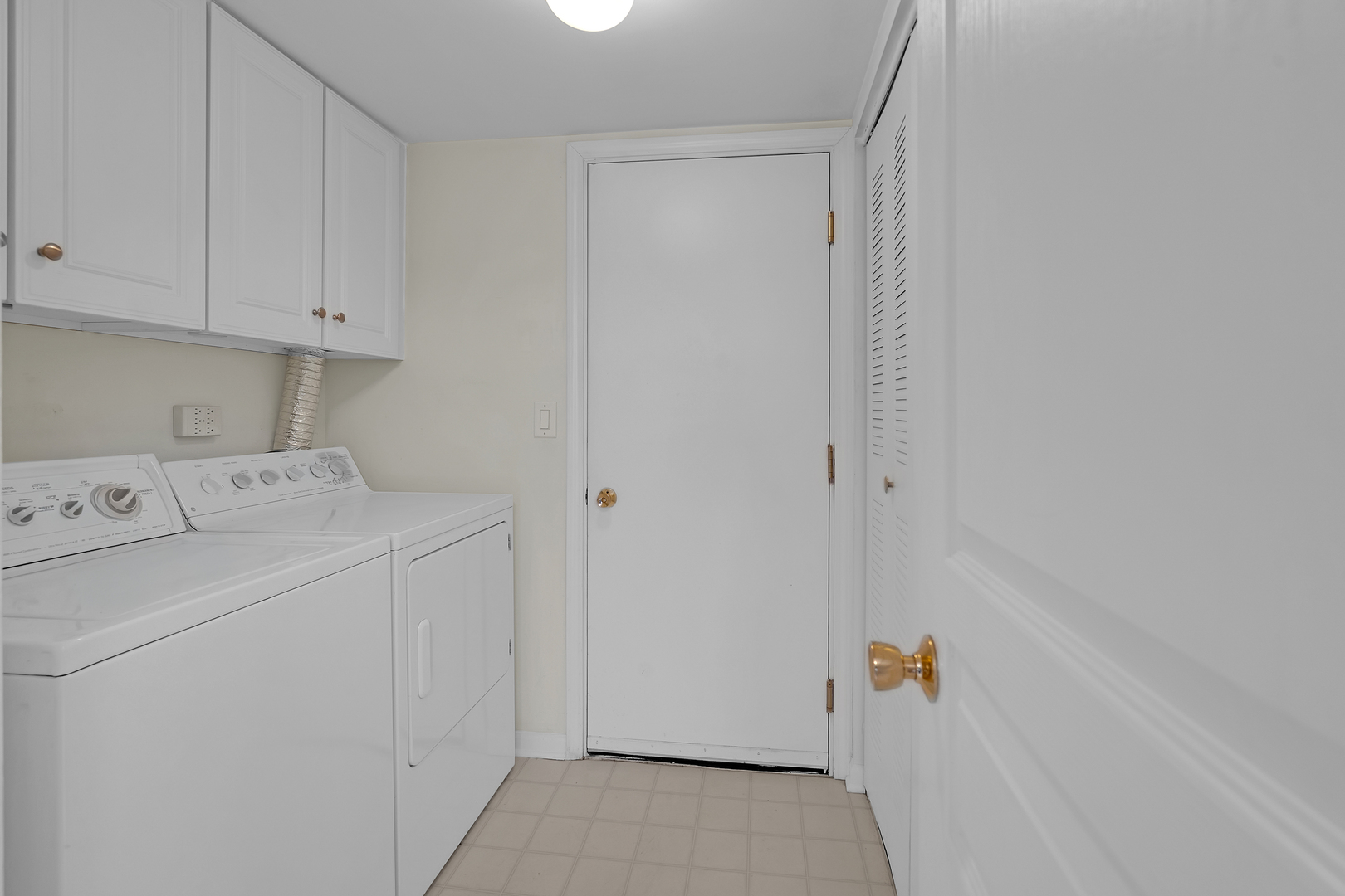 148 Locksley Drive Streamwood, IL 60107 - Photo 16 of 20 a utility room with dryer and washer