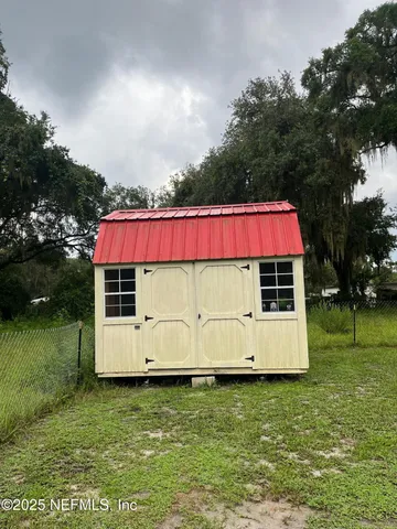 a view of a back yard
