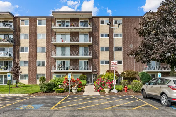 $185,000 | 2900 Maple Avenue, Unit 17E, Downers Grove, IL 60515