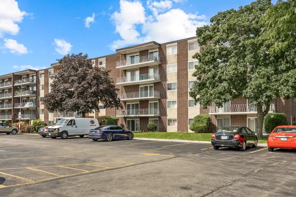 $185,000 | 2900 Maple Avenue, Unit 17E, Downers Grove, IL 60515