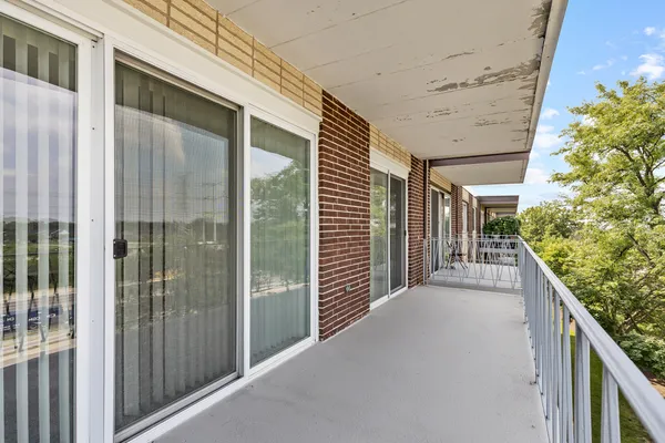 $185,000 | 2900 Maple Avenue, Unit 17E, Downers Grove, IL 60515