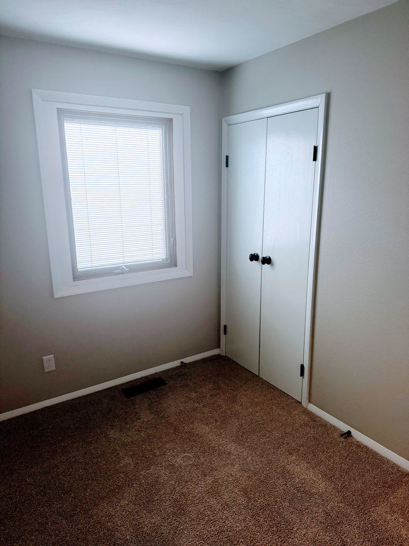 2511 Trafalgar Square Champaign, IL 61821 - Photo 19 of 26 an empty room with a window