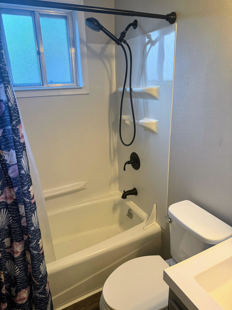 2511 Trafalgar Square Champaign, IL 61821 - Photo 22 of 26 a bathroom with a toilet and a bathtub