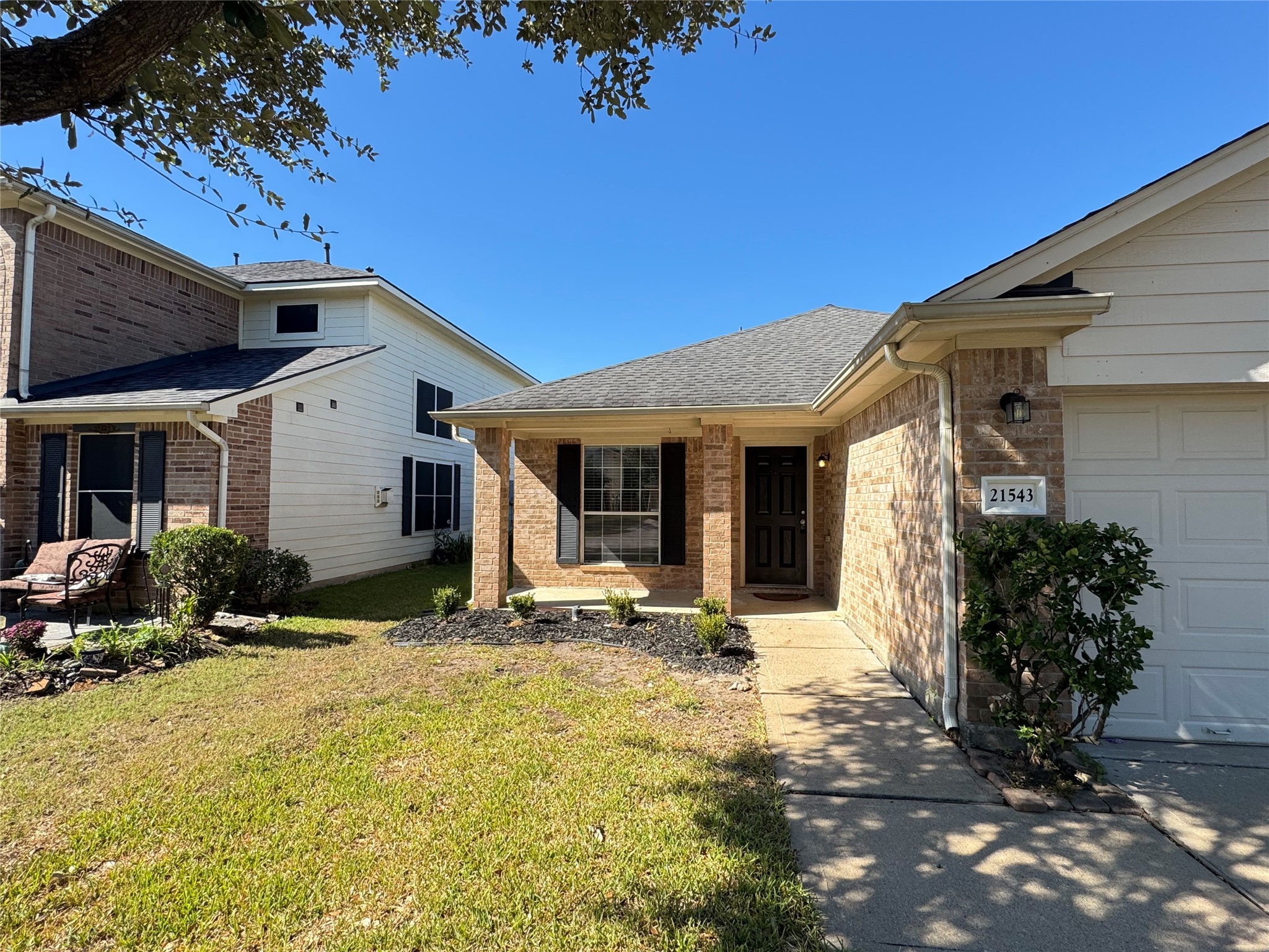 21543 Falvel Misty Drive Spring, TX 77388 - Photo 4 of 40 a front view of a house with a porch