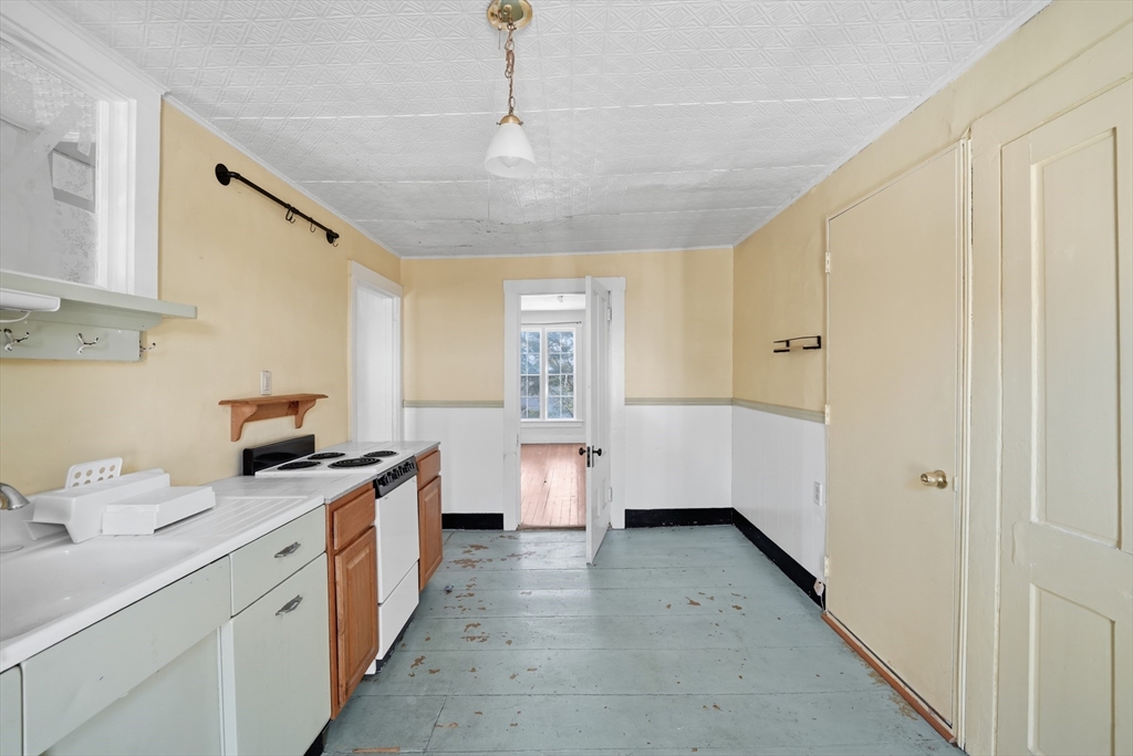 98 Conway Street Greenfield, MA 01301 - Photo 23 of 41