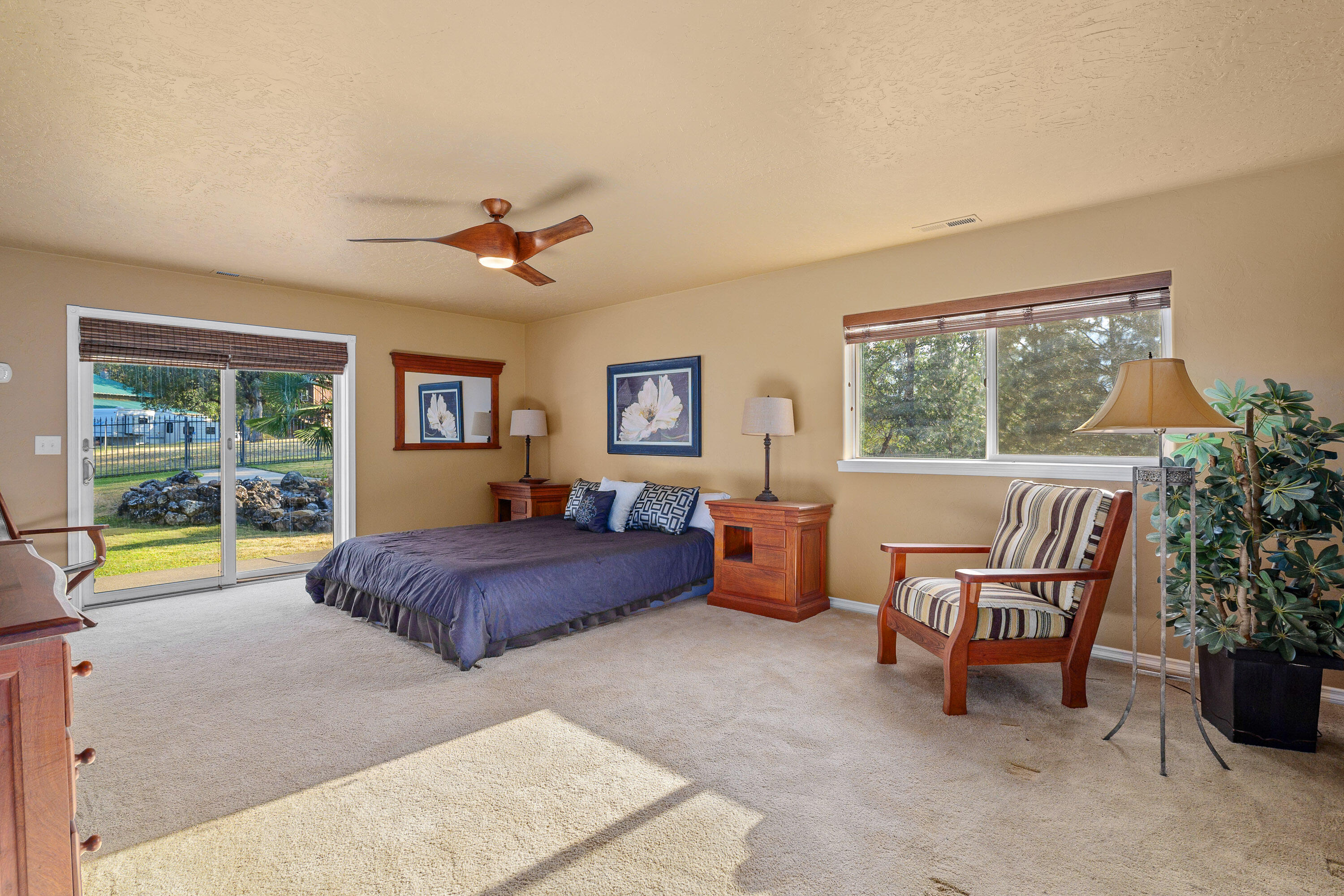 536 Ragsdale Road Trail, OR 97541 - Photo 26 of 67 a living room with furniture and a window