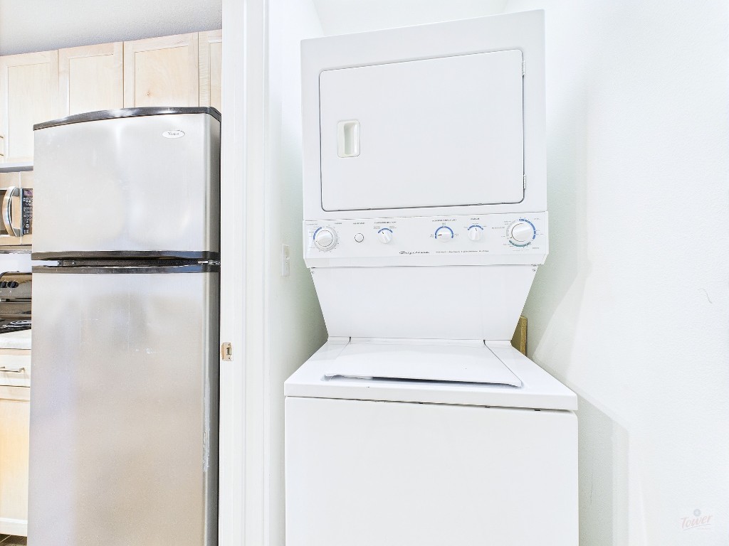 711 West 32nd Street, Unit 126 Austin, TX 78705 - Photo 6 of 15 a utility room with dryer and washer