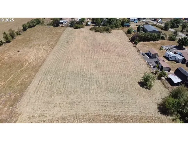 a balcony with a view of outdoor space
