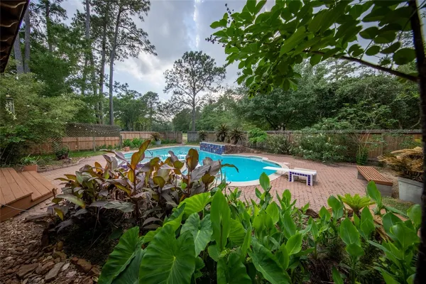 $767,000 | 10 Feather Fall Place, The Woodlands, TX 77381