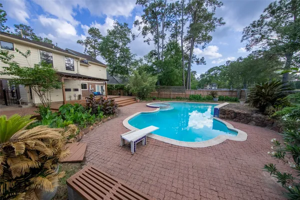 $767,000 | 10 Feather Fall Place, The Woodlands, TX 77381