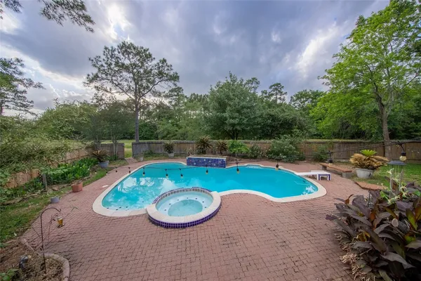 $767,000 | 10 Feather Fall Place, The Woodlands, TX 77381
