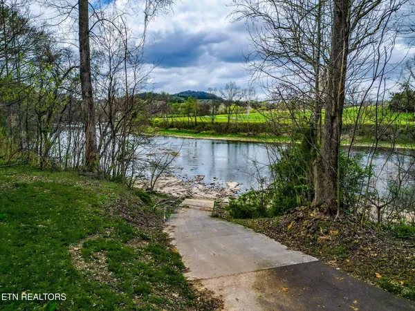 $569,900 | 1958 River Mist Circle, New Market, TN 37820