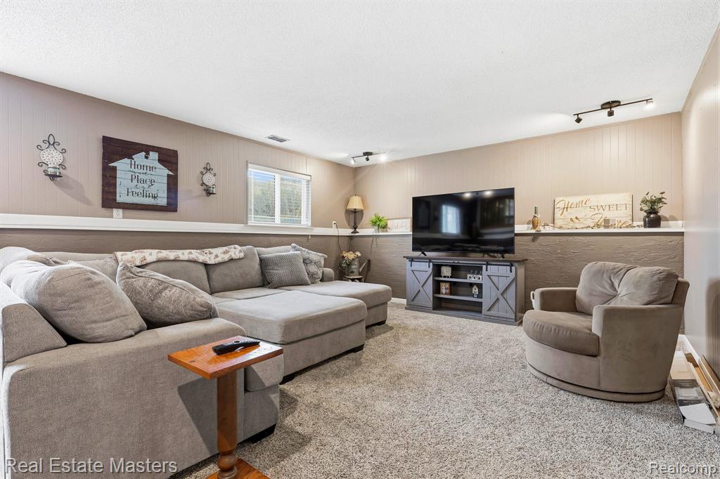 8187 Elms Road Flushing, MI 48433 - Photo 18 of 34