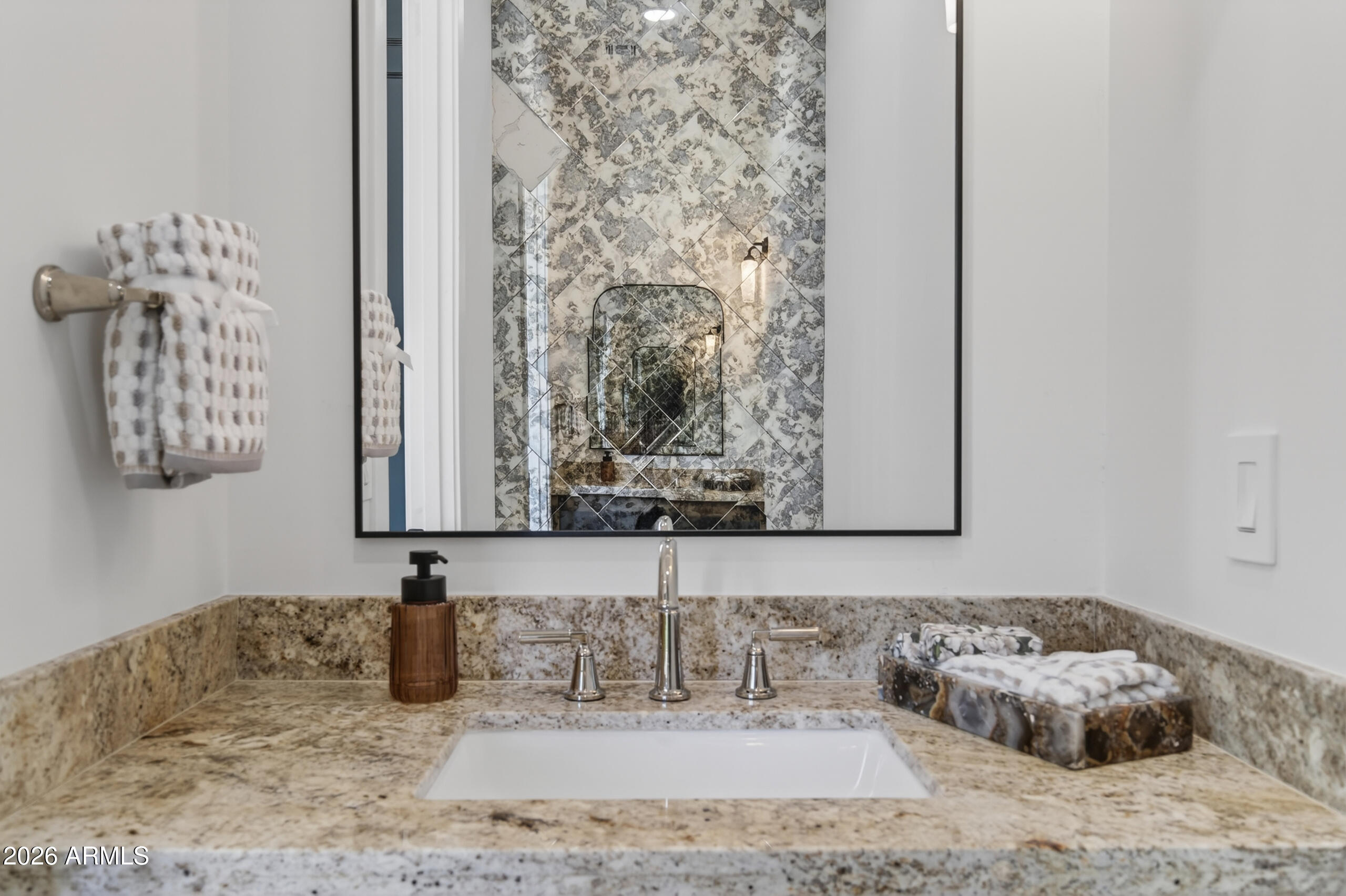 4048 East Edgemont Avenue Phoenix, AZ 85018 - Photo 26 of 88 Powder room