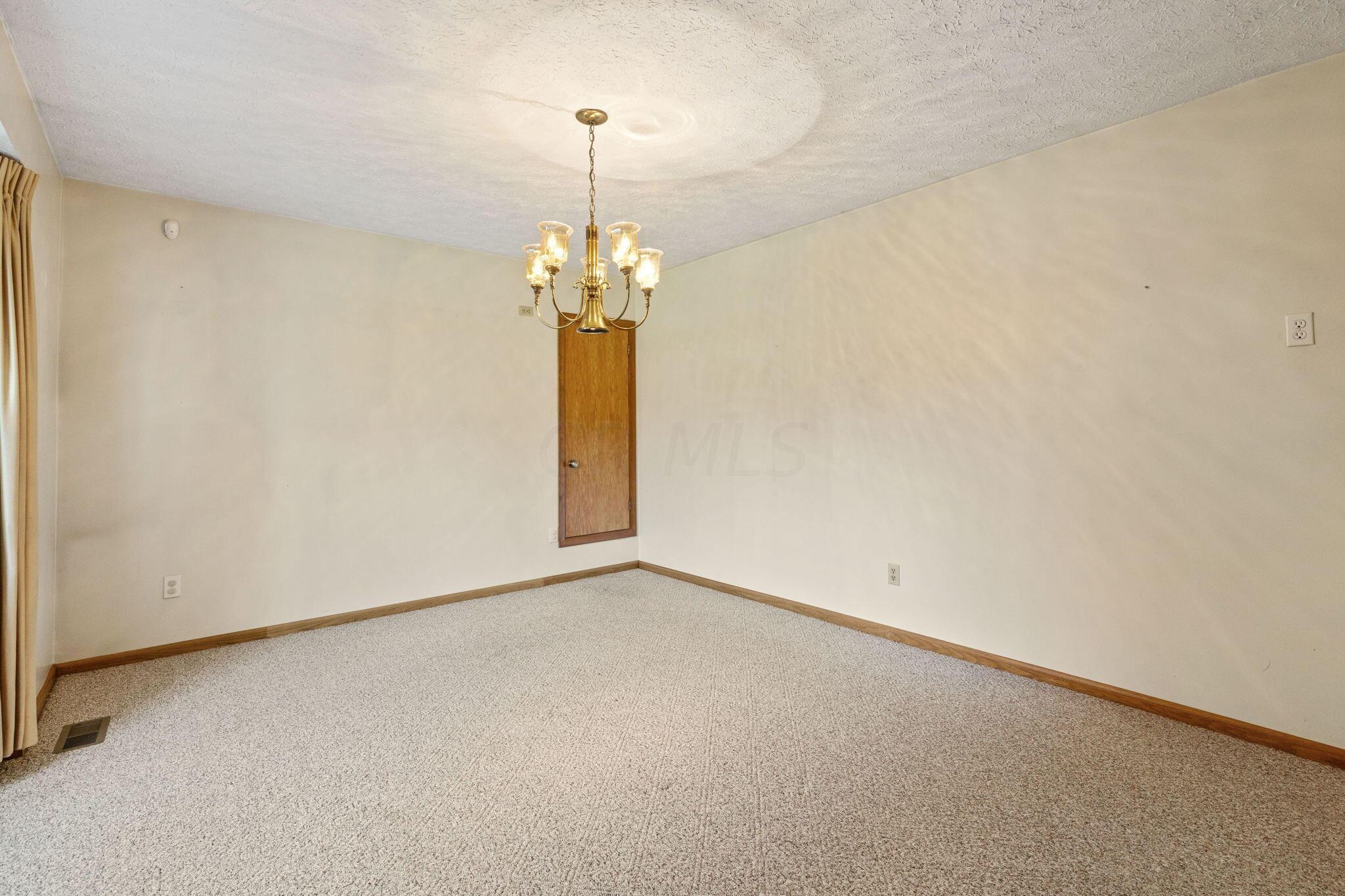 7415 Blacks Road Southwest Pataskala, OH 43062 - Photo 12 of 56 Dining Space - 7415 Blacks Road SW, Pataskala, OH 43062