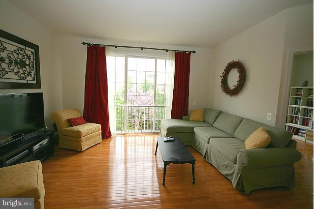9253 Laurel Ridge Crossing Road Lorton, VA 22079 - Photo 13 of 27 Living Room