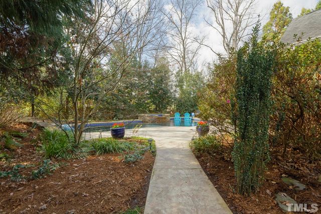 a view of a back yard