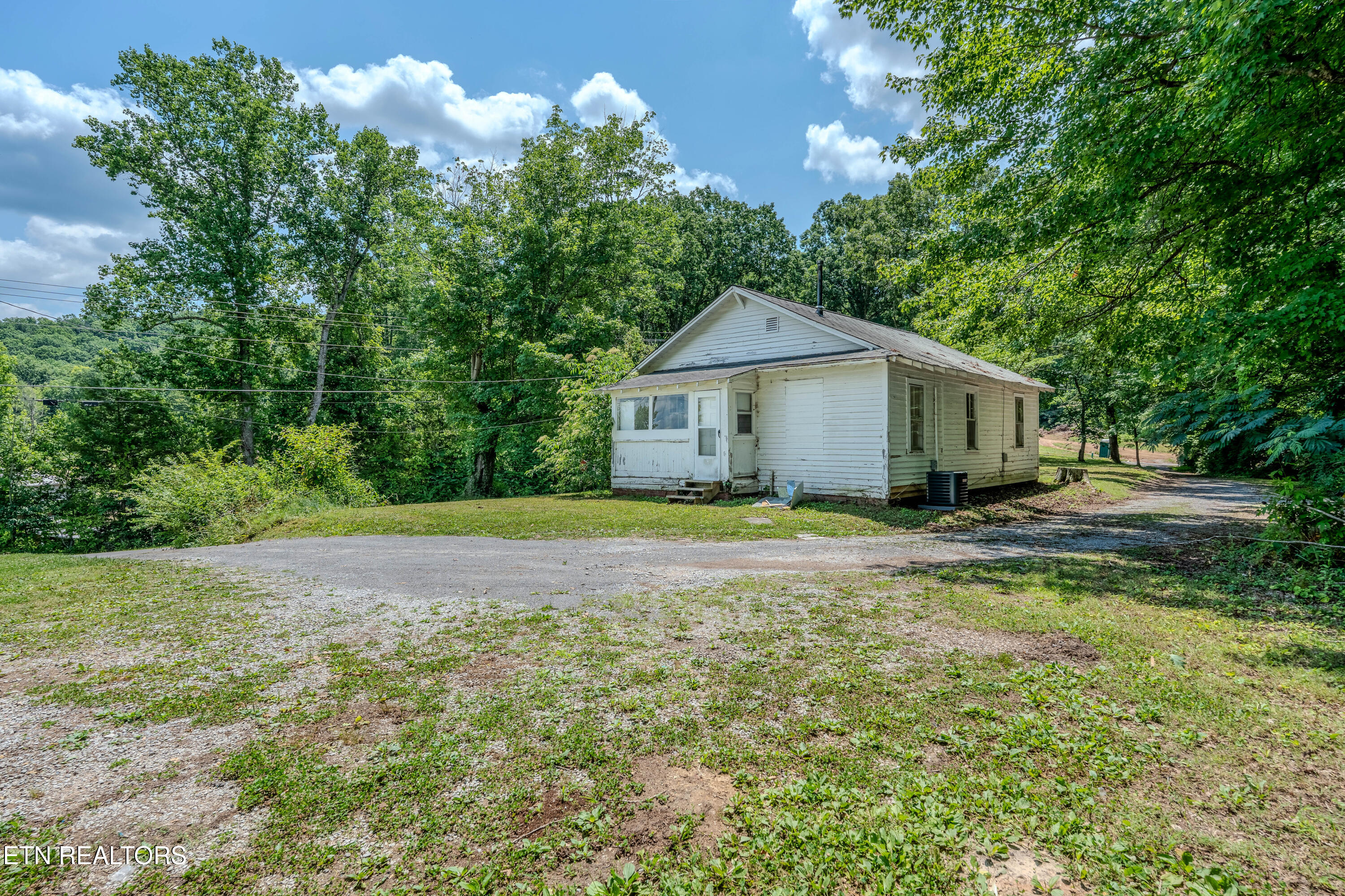 323 Lee Road Clinton, TN 37716 - Photo 6 of 28 323LeeRd-6