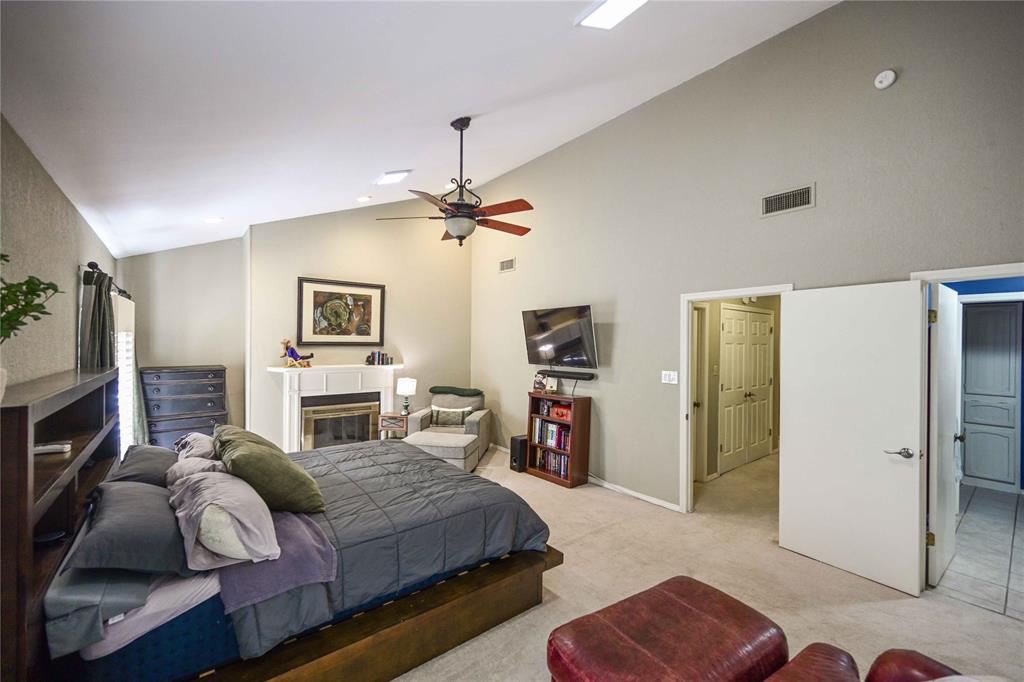 32 Rue Maison Abilene, TX 79605 - Photo 33 of 40 a spacious bedroom with a bed and furniture