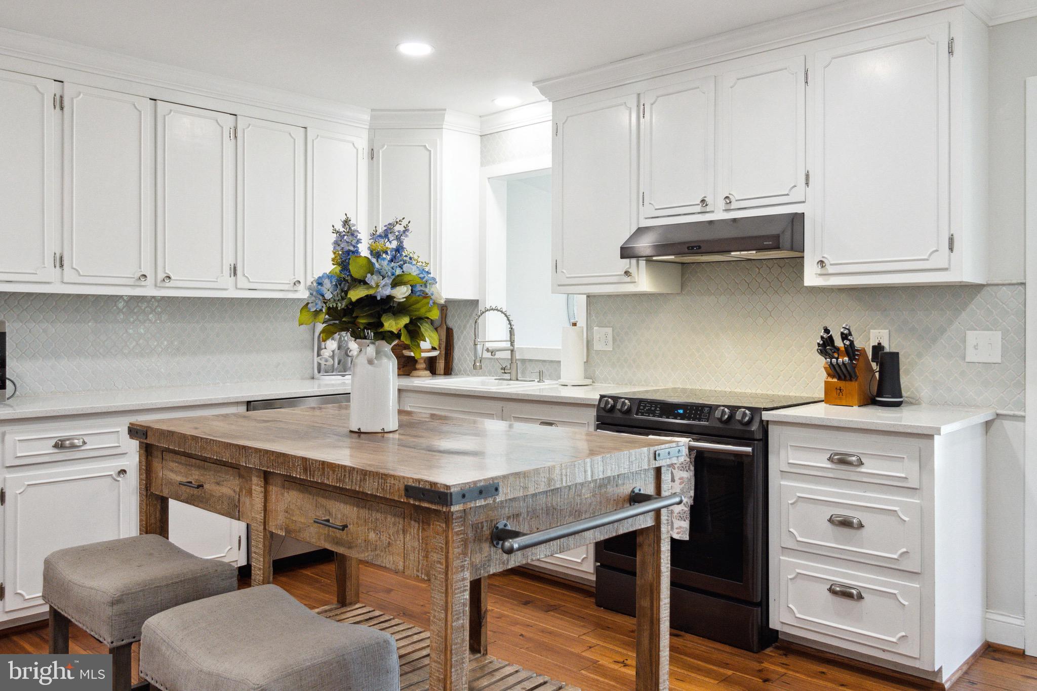 640 Deer Park Road Westminster, MD 21157 - Photo 12 of 35 Island Seating