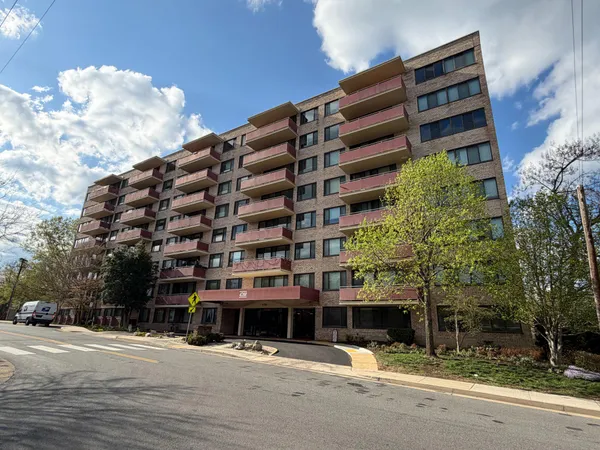 $2,500 | 4201 Cherry Hill Road, Unit 302, Arlington, VA 22207
