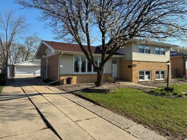 $325,000 | 4444 Lisa Lane, Oak Forest, IL 60452