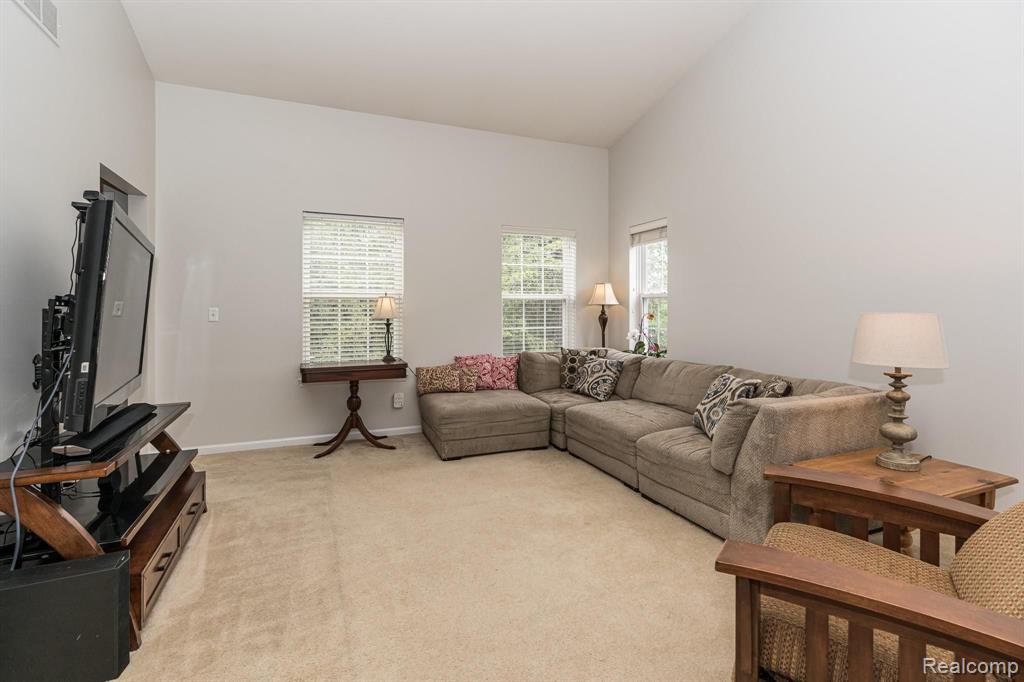 663 West Bluff Court Rochester Hills, MI 48307 - Photo 8 of 38