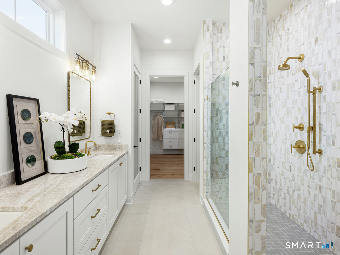 6 Holly Rdg Way, Unit 81 Danbury, CT 06810 - Photo 9 of 19 Primary Bathroom