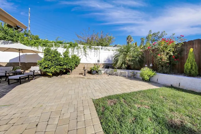 a view of a backyard